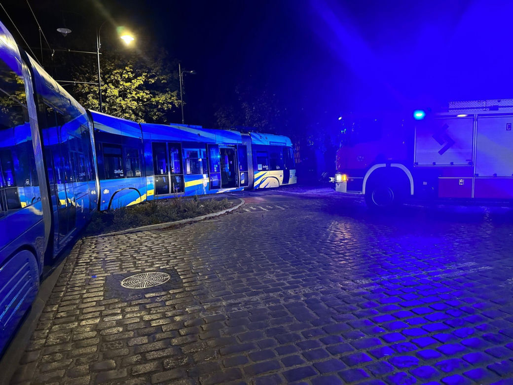 Tajemniczy wypadek na ul. Bydgoskiej w Toruniu. Auto zderzyło się z tramwajem