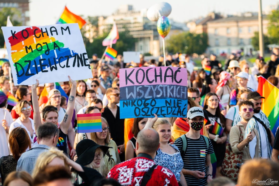 Marsz Równości w Krakowie - tłumy na wydarzeniu pod hasłem "Zaczerpnąć tchu".