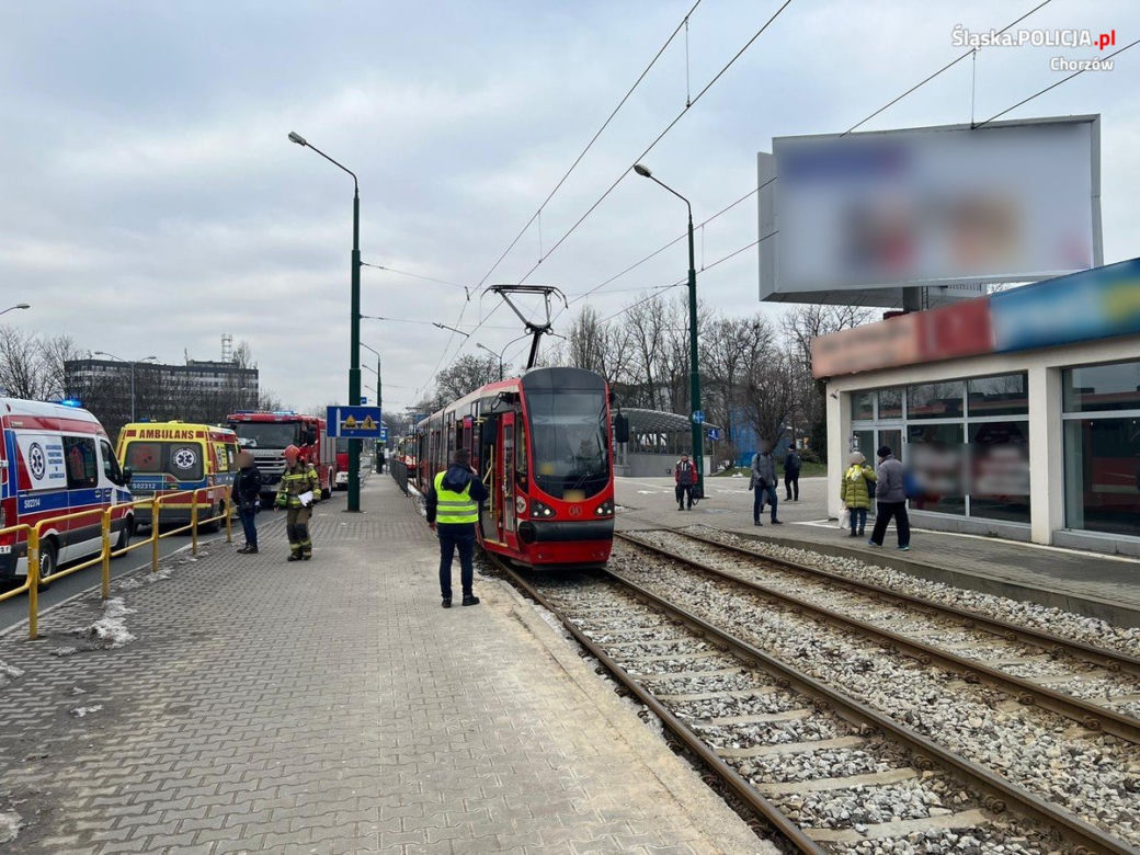 Telefon w ręku i słuchawki w uszach. Chorzowianka weszła wprost pod nadjeżdżający tramwaj