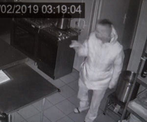 Oto rysopis złodzieja: skarpetka na ręce, płaszczyk na twarzy