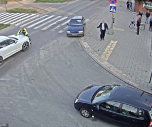 Pijany biegał po ulicy w centrum Łodzi i kopał przejeżdżające samochody. Interweniowali strażnicy miejscy