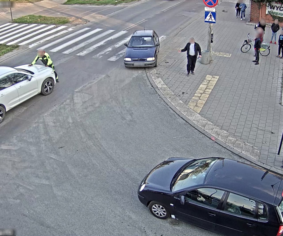 Pijany biegał po ulicy w centrum Łodzi i kopał przejeżdżające samochody. Interweniowali strażnicy miejscy