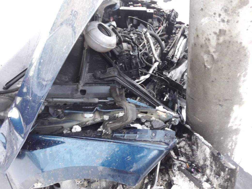 Zabrzeż. Skoda WBIŁA SIĘ w betonowy słup. Uwaga na śliskie drogi!