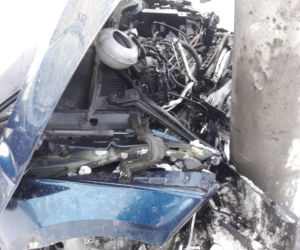 Zabrzeż. Skoda WBIŁA SIĘ w betonowy słup. Uwaga na śliskie drogi!