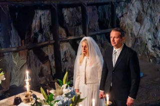 Pierwsza miłość: Mateusz zmusza Emilkę do ślubu. Każe jej przypieczętować ich małżeństwo kielichem wina. Nie mówi jej tylko, że wino jest zatrute…