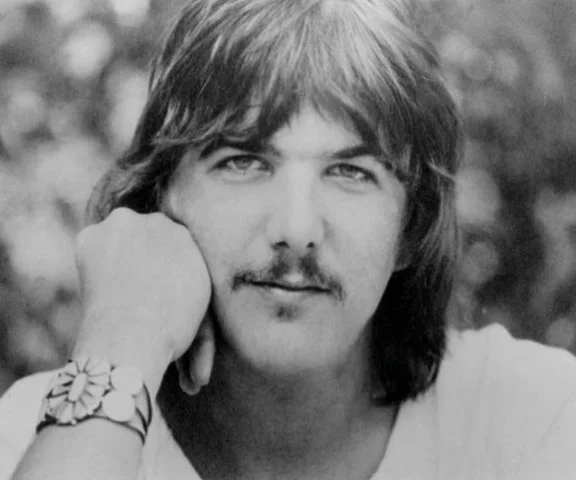 Wykradli ciało Grama Parsonsa i spalili je na pustyni. Zamiast więzienia dostali... mandat za trumnę