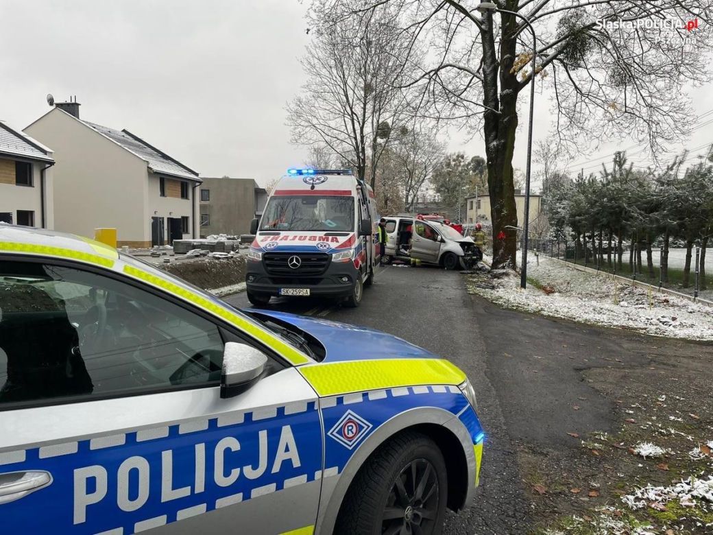 Pszczyna. Nie żyje 57-letni kierowca peugeota. Podczas wyprzedzania zjechał na pobocze i uderzył w drzewo