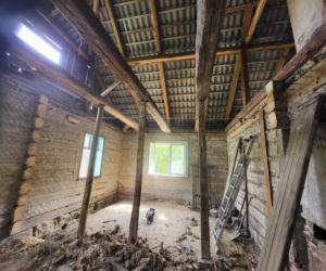 Remont drewnianej chaty w Tropiu (woj. małopolskie)