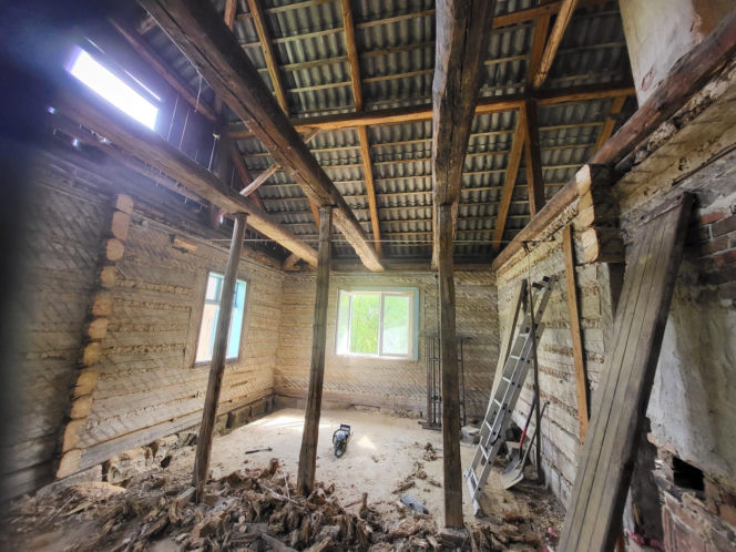 Remont drewnianej chaty w Tropiu (woj. małopolskie)