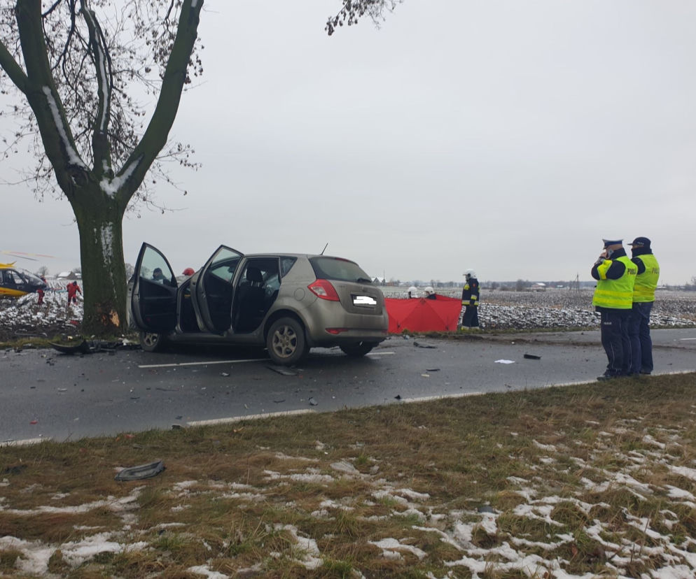 Tragiczny wypadek pod Jarocinem! Nie żyje kierowca, a trzy osoby są ranne! [ZDJĘCIA]