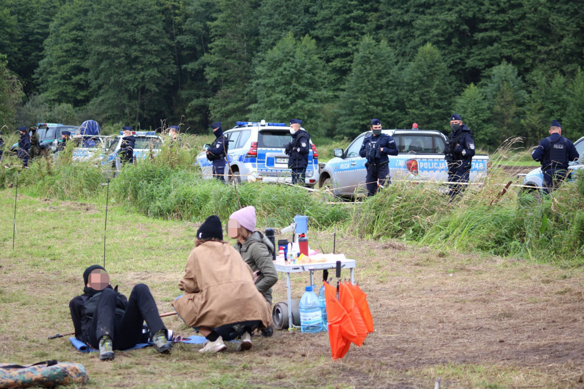 Usnarz Górny. Policyjny kordon odgradza aktywistów od koczowiska imigrantów