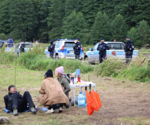 Usnarz Górny. Policyjny kordon odgradza aktywistów od koczowiska imigrantów