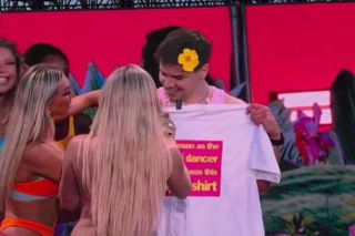 Radny z Konina na scenie z Zara Larsson