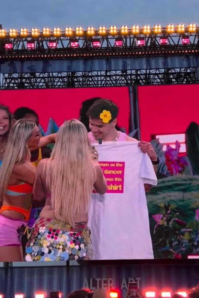 Radny z Konina na scenie z Zara Larsson