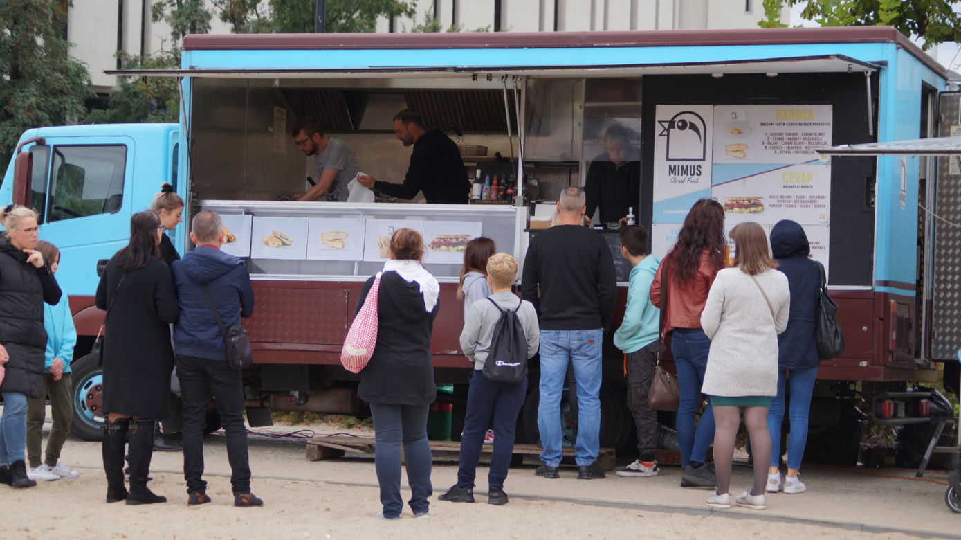 Festiwal Food Trucków 2021. Restauracje na kółkach zaparkowały na Wyspie Młyńskiej
