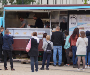 Festiwal Food Trucków 2021. Restauracje na kółkach zaparkowały na Wyspie Młyńskiej