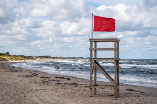 Sinice Dziwnów. Czy w Dziwnowie można się kąpać 13.07? Flaga, warunki pogodowe