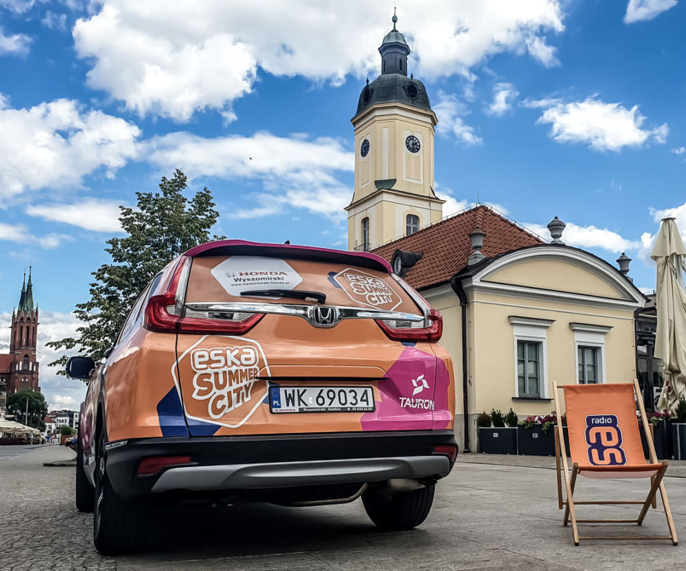 Auto Eska Summer City przed białostockim ratuszem