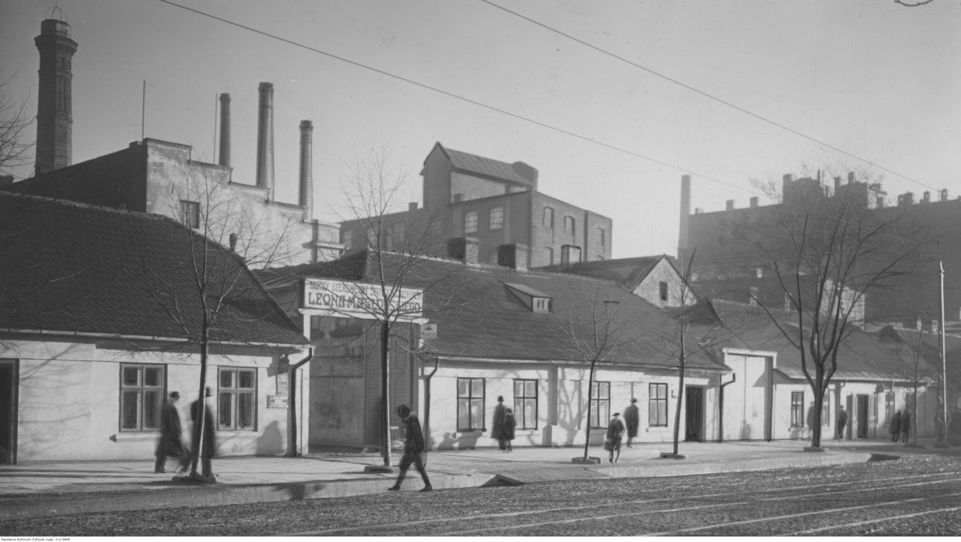 Domy parterowe nr 202 i 204 na tle zabudowań fabrycznych, rok 1918 - 1939