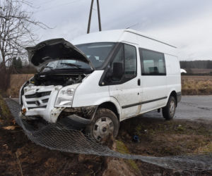 Wypadek dostawczaka w Płośnicy