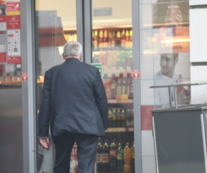 Adam Lipiński służbową furą po papierosy