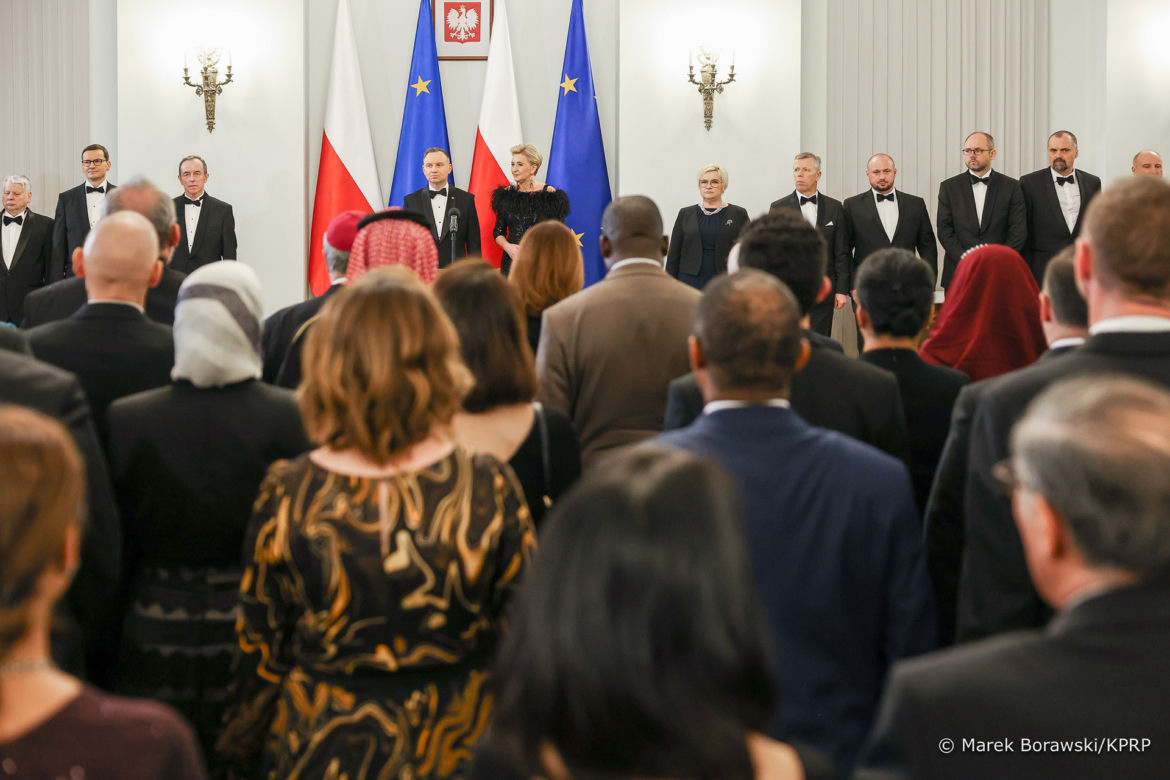 Agata Duda w piórach na noworocznym spotkaniu