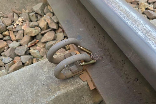 Naboje na torach w Wielkopolsce! Policja zabiera głos:  To jest prowokacja