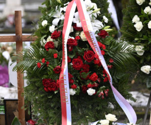 Wieńce na pogrzebie Edwarda Linde-Lubaszenki. Żałobnicy pożegnali artystę pięknymi kwiatami