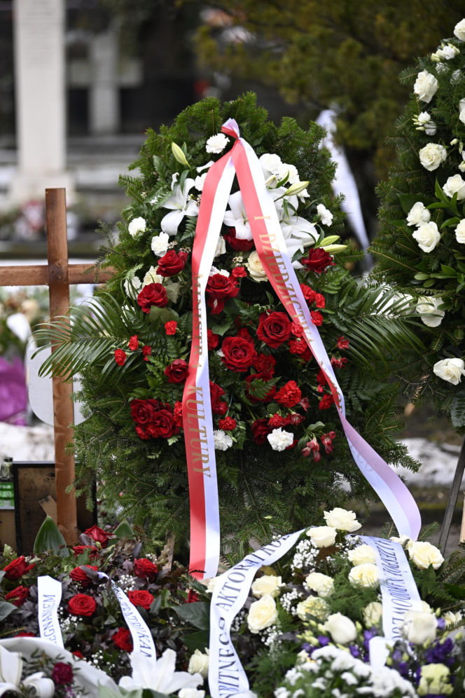 Wieńce na pogrzebie Edwarda Linde-Lubaszenki. Żałobnicy pożegnali artystę pięknymi kwiatami