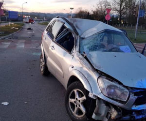 O świcie pijany kierowca jechał przez Nowy Sącz. Miał zwidy i skończył pod latarnią