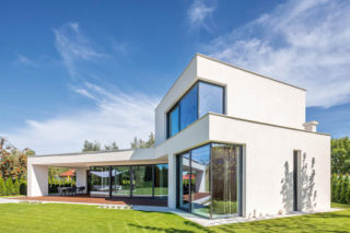 Manifestacyjnie nowoczesny dom: zobacz, jak zmienił oblicze nienowoczesnej dzielnicy