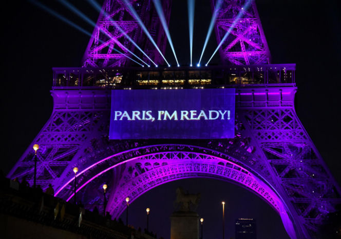 Wieża Eiffla rozbłysła na powrót Celine Dion