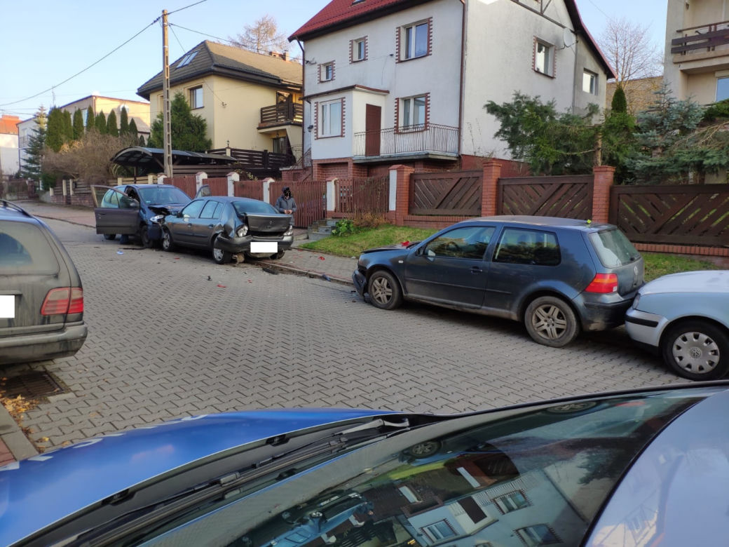Czołówka z zaparkowanym samochodem. 67-latka spowodowała efekt domina
