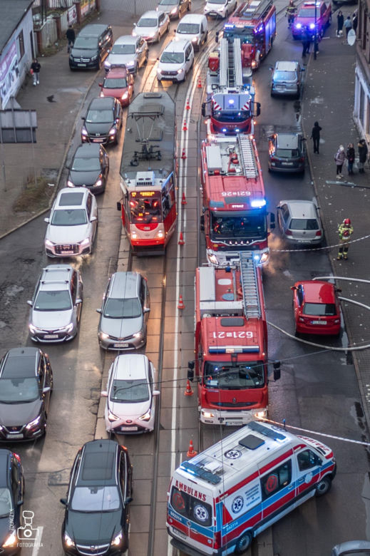 Duże utrudnienia na ul. Katowickiej w Świętochłowicach. Trwa interwencja straży pożarnej