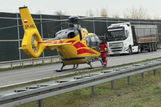 Pożar ciężarówki, potem wypadek. Laweta wioząca busy wjechała w tira na A2