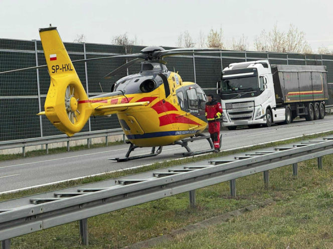 Pożar ciężarówki, potem wypadek. Laweta wioząca busy wjechała w tira na A2