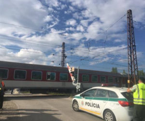Słowacy pokazali film z polskim kierowcą. Tir zjechał z torów sekundę przed pociągiem