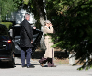 Jarosław Kaczyński na cmentarzu nie był sam. Pewna kobieta nie odstępowała go na krok
