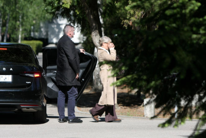 Jarosław Kaczyński na cmentarzu nie był sam. Pewna kobieta nie odstępowała go na krok