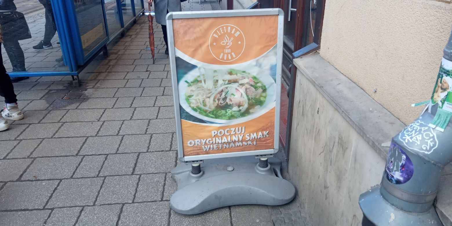 Jest pomysł na walkę ze szpetnymi szyldami. Pomysł przywędrował z Gdańska!