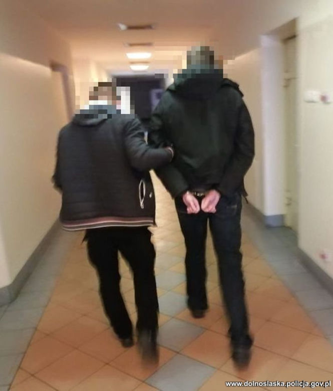 Zwyrodnialec strzelał do psa z kuszy