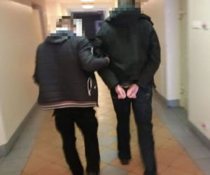 Zwyrodnialec strzelał do psa z kuszy