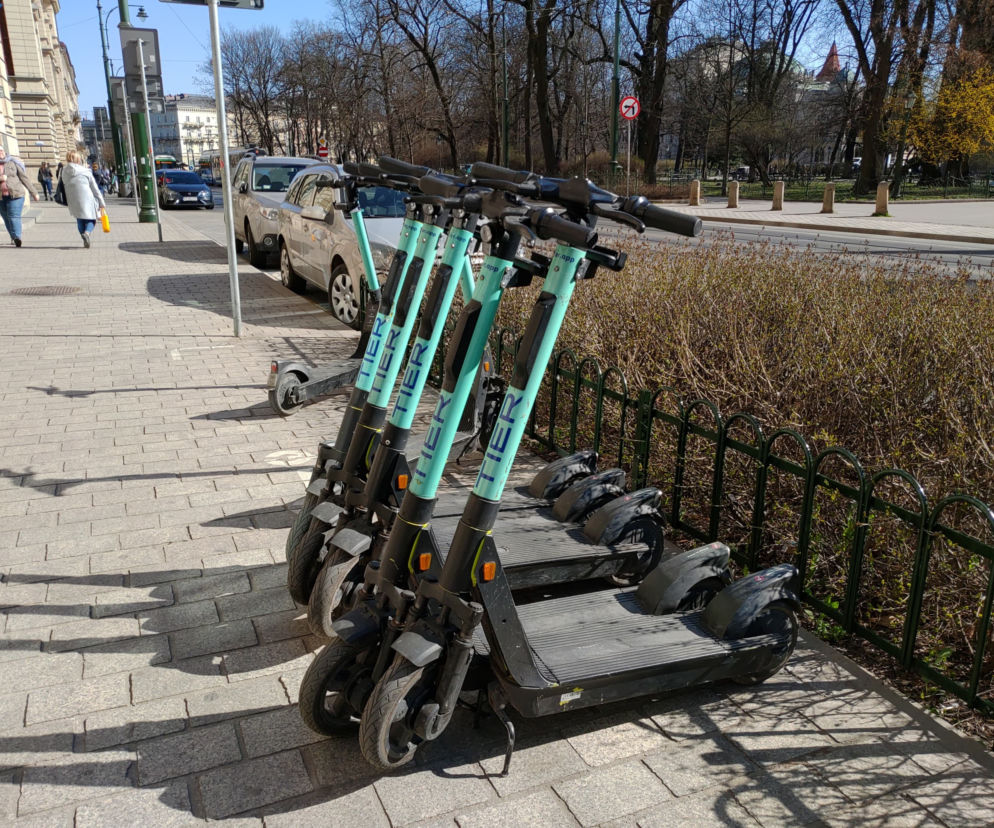 Elektryczne hulajnogi w Krakowie przy Barbakanie