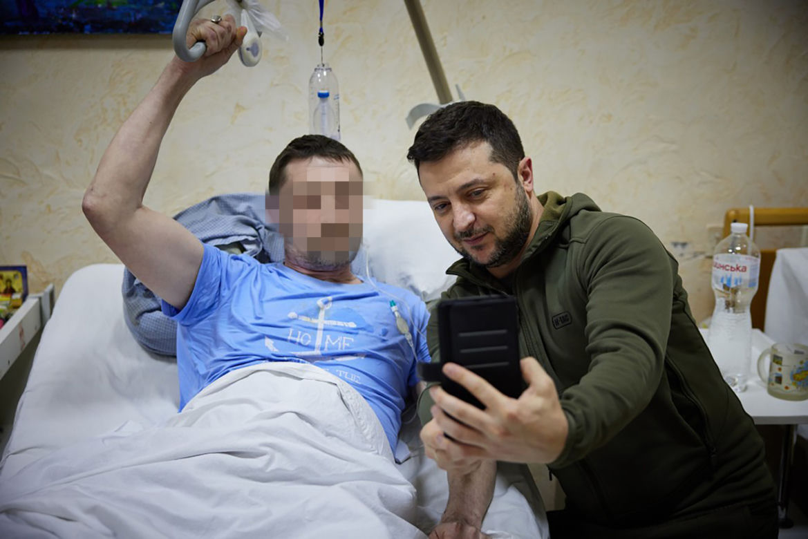 Zełenski odwiedził rannych żołnierzy. Wzruszające słowa prezydenta Ukrainy!