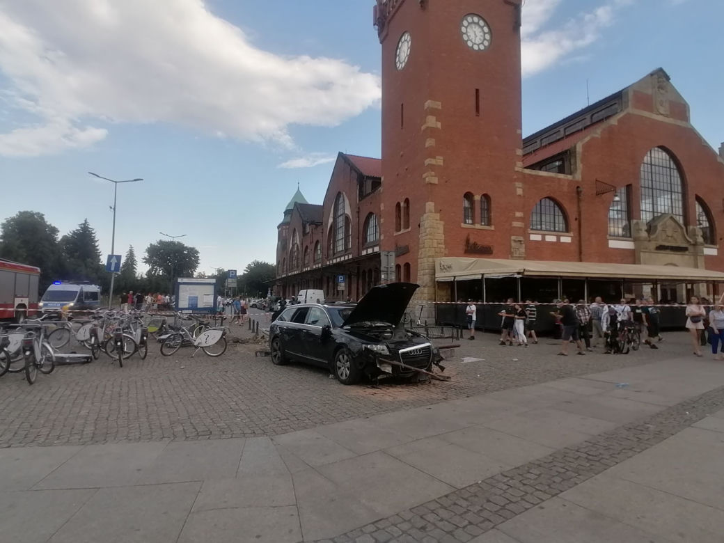 Wrocław: Groza pod Halą Targową! Auto staranowało rowery! Kierowca był pod wpływem? 