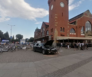 Wrocław: Groza pod Halą Targową! Auto staranowało rowery! Kierowca był pod wpływem? 