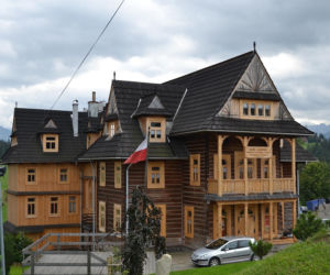 To jedna z najpiękniejszych wsi w Małopolsce. Już sto lat temu była rozchwytywanym kurortem turystycznym