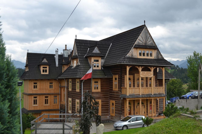 To jedna z najpiękniejszych wsi w Małopolsce. Już sto lat temu była rozchwytywanym kurortem turystycznym