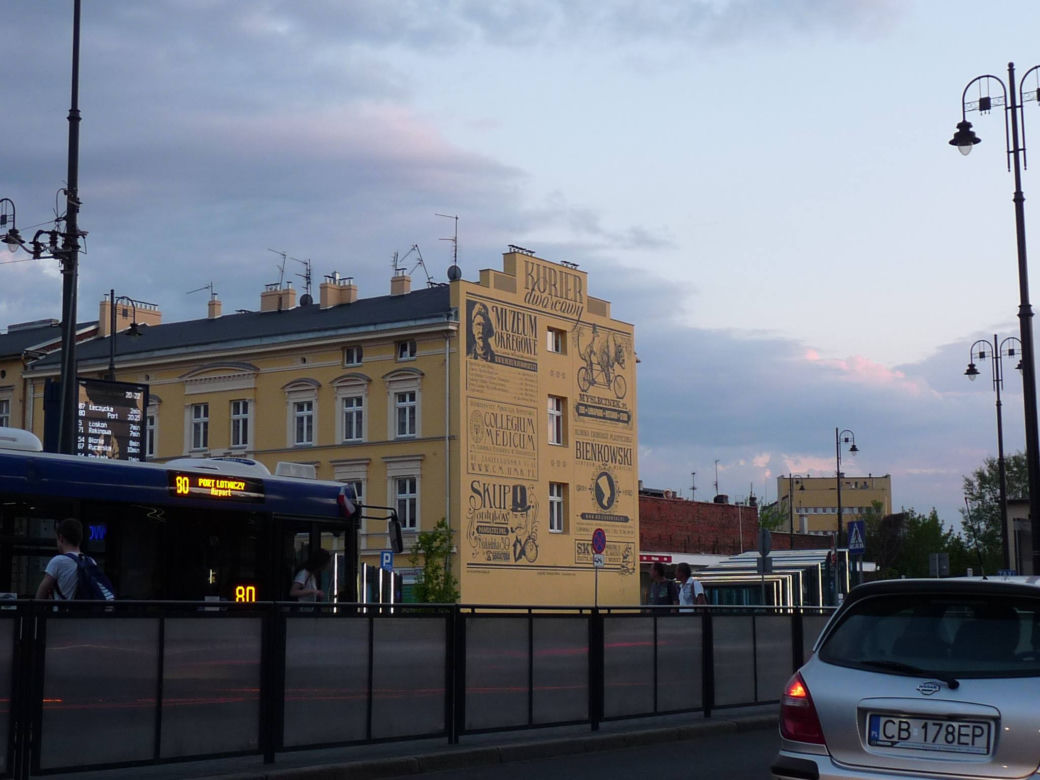 Nowa retrościana na kamienicy przy ulicy Dworcowej
