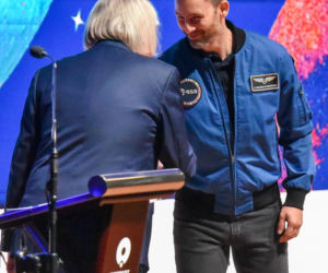 Sławosz Uznański-Wiśniewski w Toruniu. Gigantyczna kolejka pod Aulą UMK